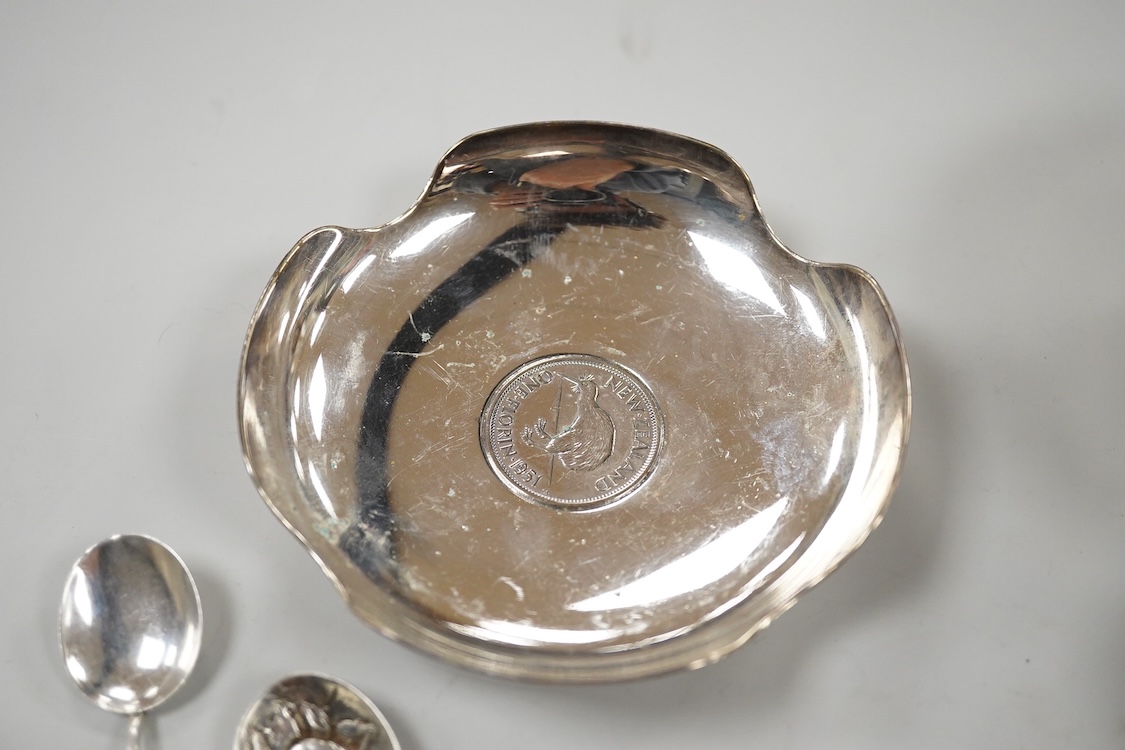 A collection of small silver including a small Edwardian sugar bowl, William Devenport, Birmingham, 1907, diameter 92mm(a.f.), a small shallow dish, a mounted glass bowl, a small quantity of silver and other white metal